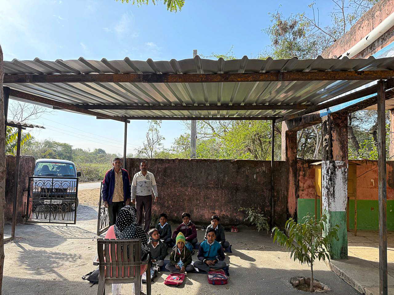 क्या आप जानते हैं? ग्रामीण राजस्थान में आज भी हज़ारों बच्चे ऐसे स्कूलों में पढ़ रहे हैं जहाँ सिर्फ़ एक ही टीचर है।